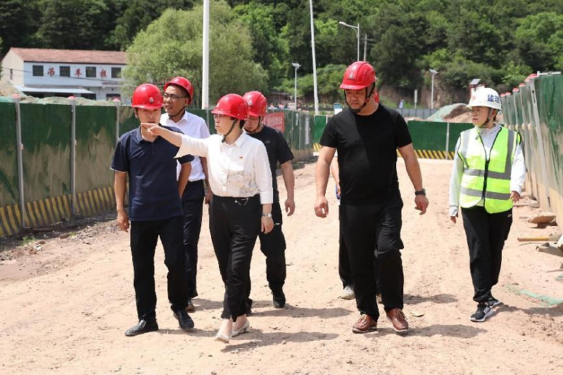 陜西建材科技公司黨委副書記、工會主席姜曉芹一行到黃陵新材公司調(diào)研指導(dǎo)工作